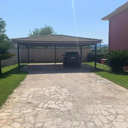 Antonios' Yard Apartman *