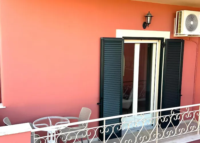 Antonios' Yard Apartman